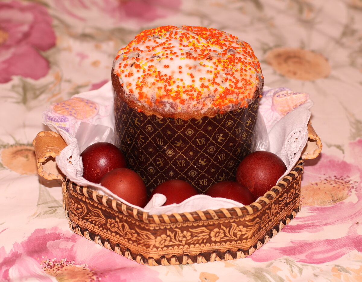 Пасхальный кулич и крашеные яйца в берестяной корзинке
