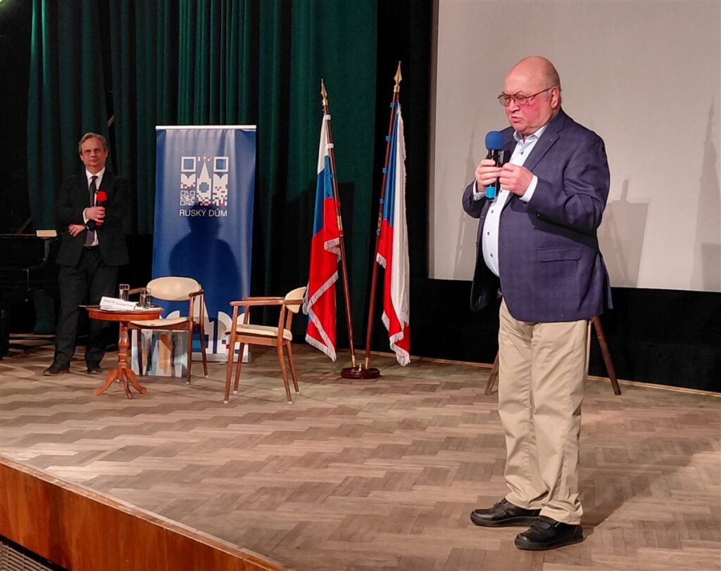 Владимир Ремек на сцене Русского Дома